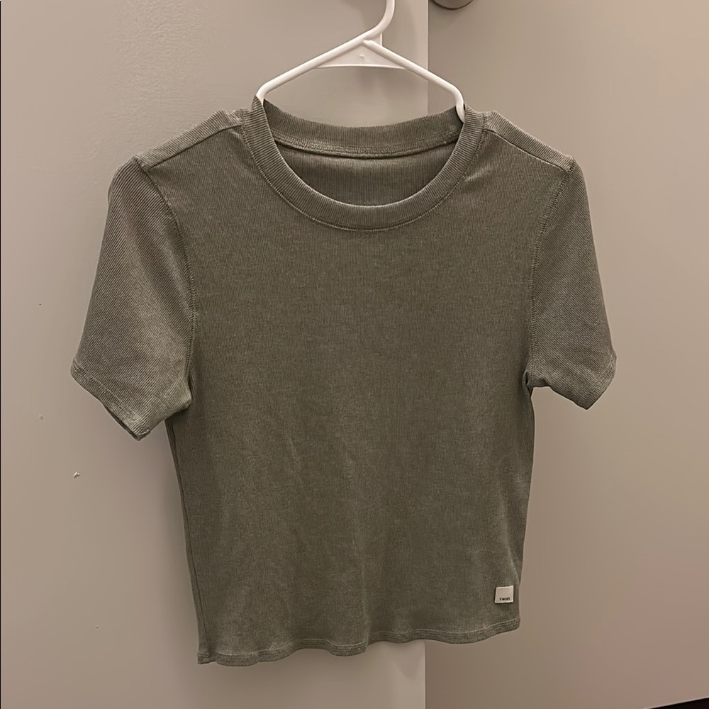 Vuori Pose Fitted Tee / Laurel Heather / Size M